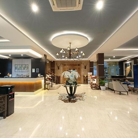 Narita Classic Hotel Surabaya Exterior foto