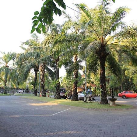 Narita Classic Hotel Surabaya Exterior foto