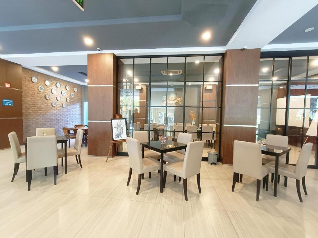 Narita Classic Hotel Surabaya Exterior foto