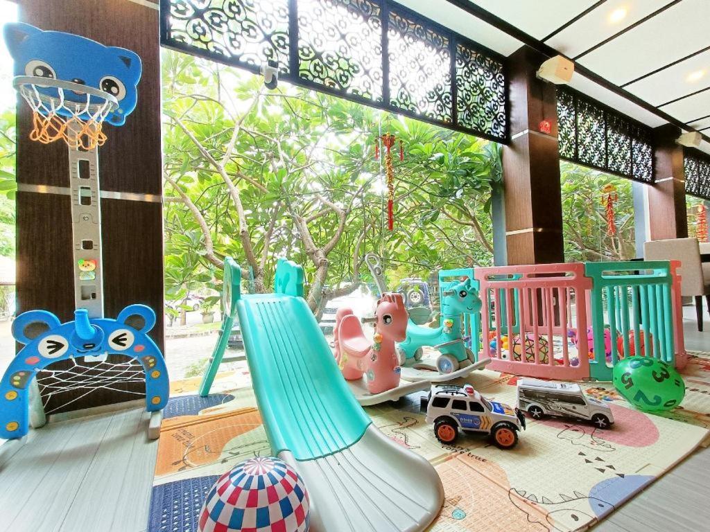 Narita Classic Hotel Surabaya Exterior foto