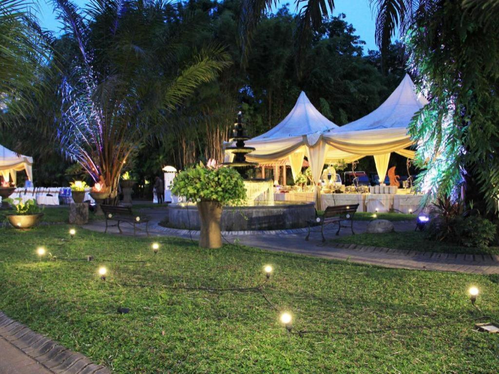 Narita Classic Hotel Surabaya Exterior foto