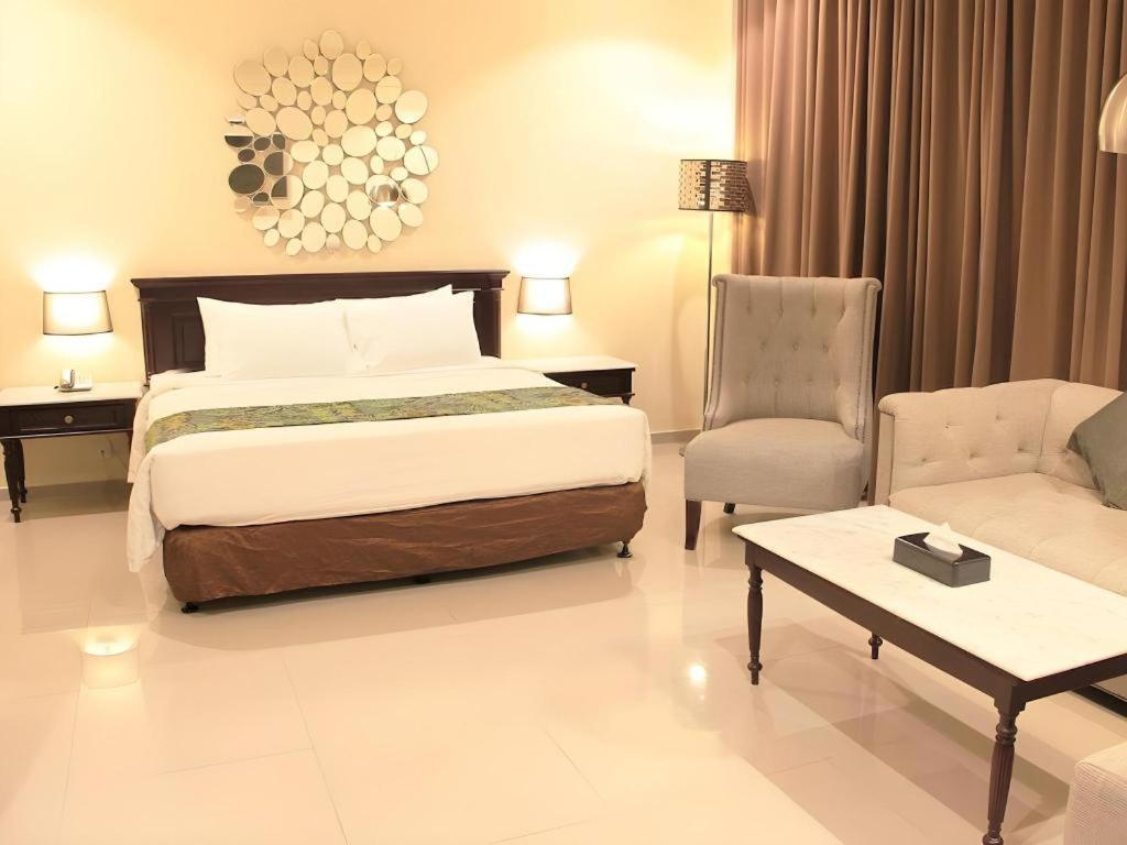 Narita Classic Hotel Surabaya Exterior foto