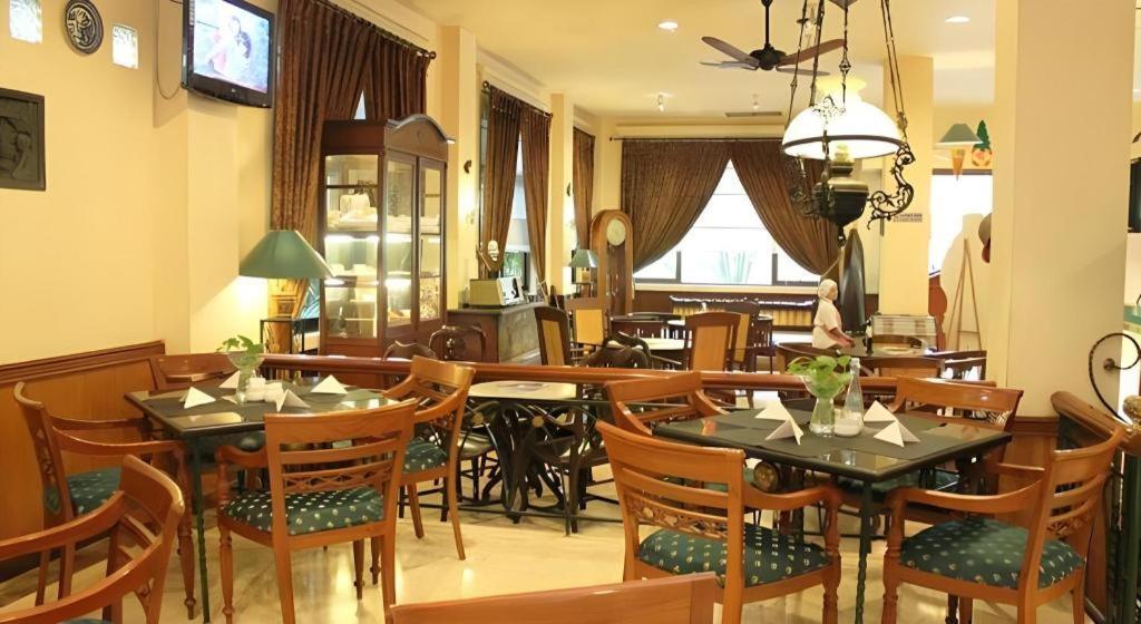 Narita Classic Hotel Surabaya Exterior foto