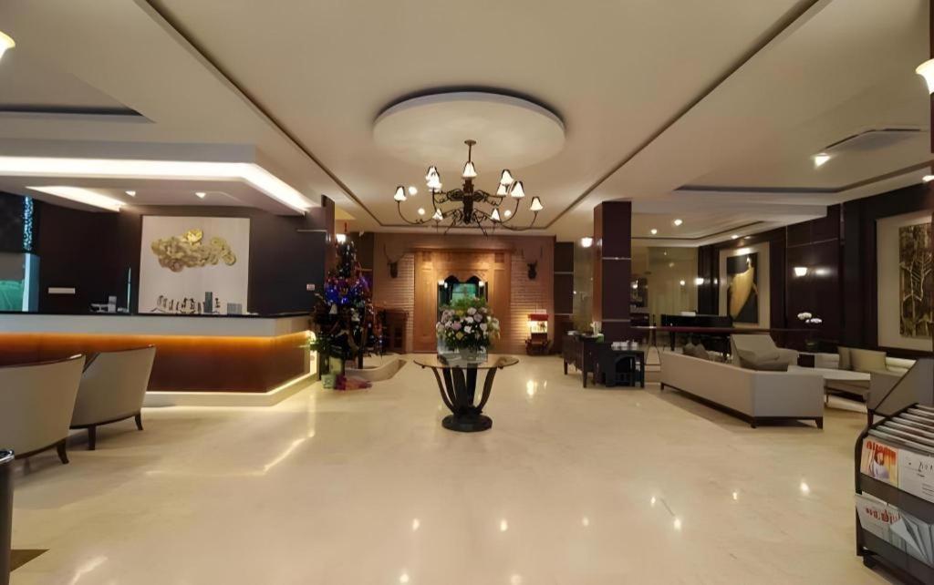 Narita Classic Hotel Surabaya Exterior foto