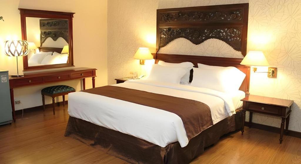 Narita Classic Hotel Surabaya Exterior foto