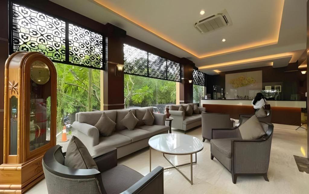 Narita Classic Hotel Surabaya Exterior foto
