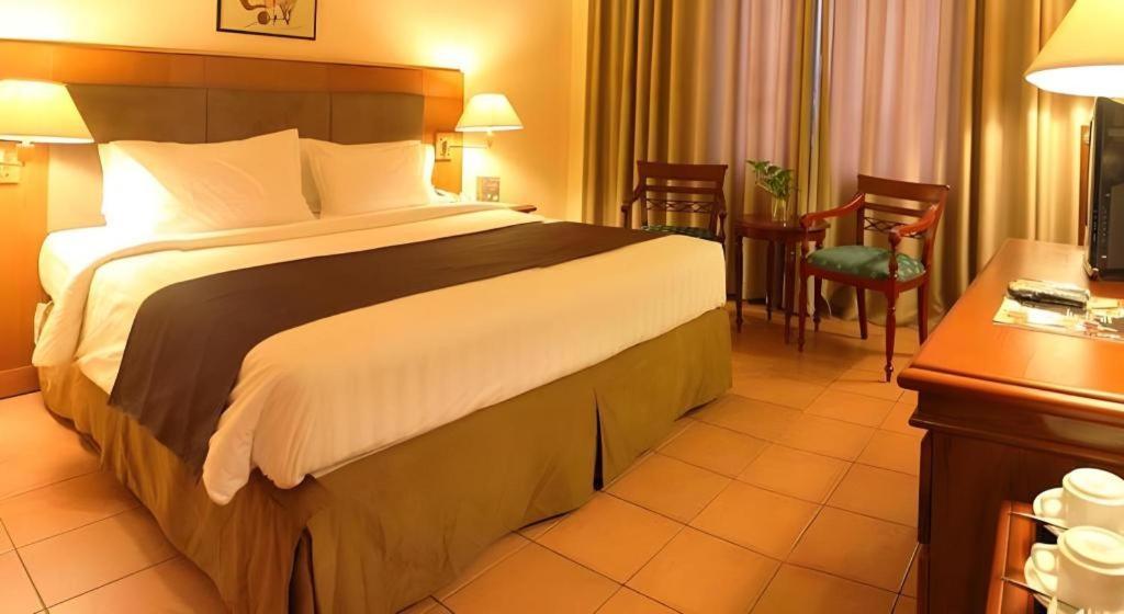 Narita Classic Hotel Surabaya Exterior foto