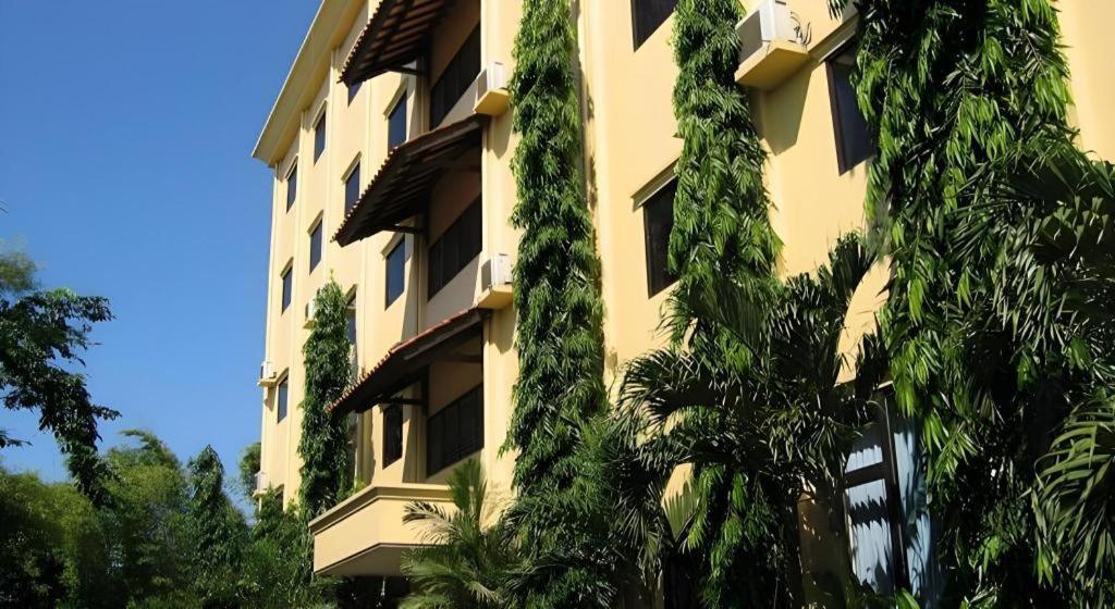 Narita Classic Hotel Surabaya Exterior foto
